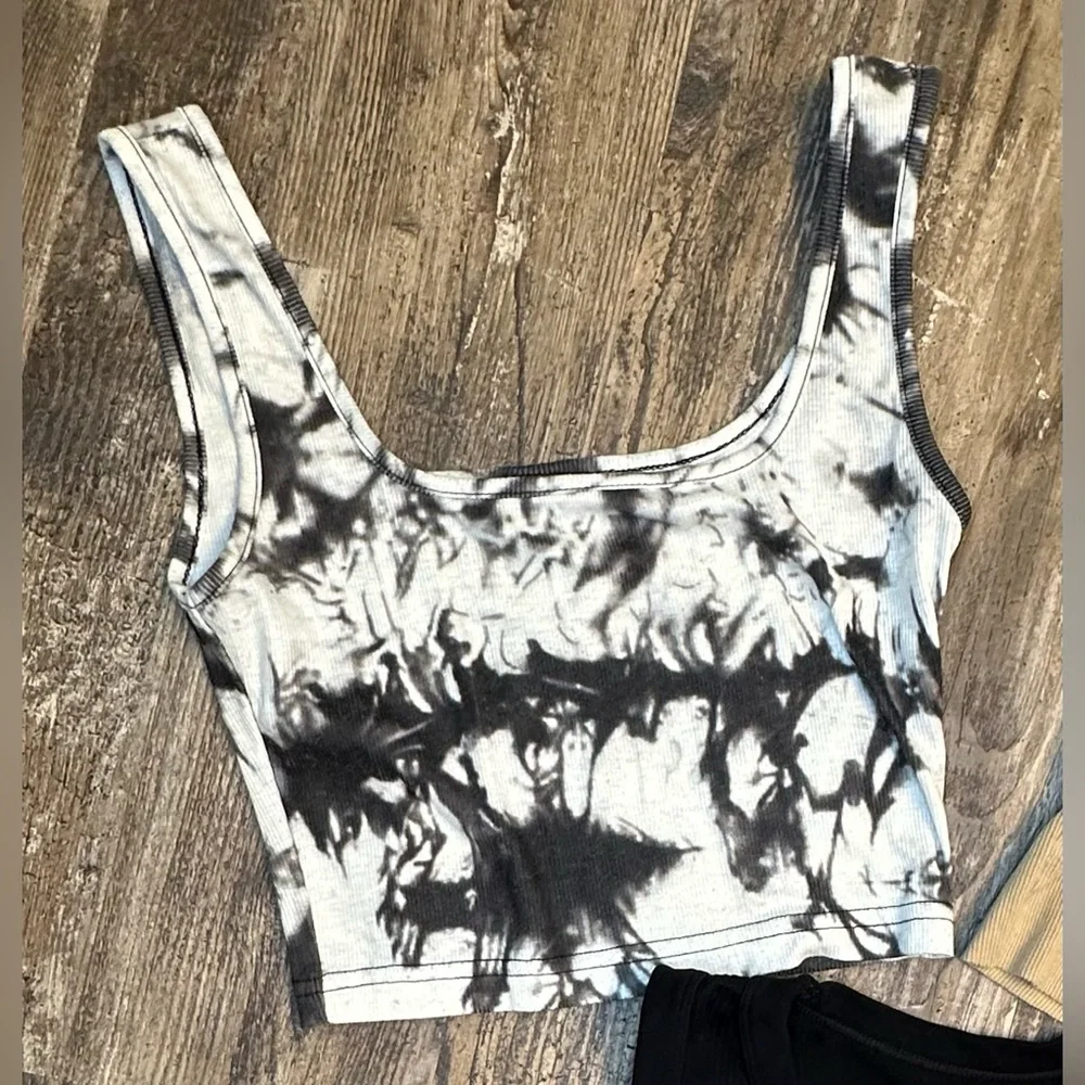 Lot of 3 black, black & white tie dye, tan sleeveless crop tops juniors‎ XS - Picture 6 of 12